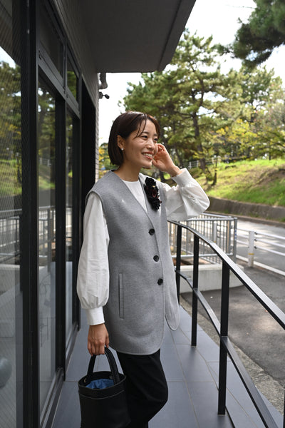 着回し広がる袖パフブラウス