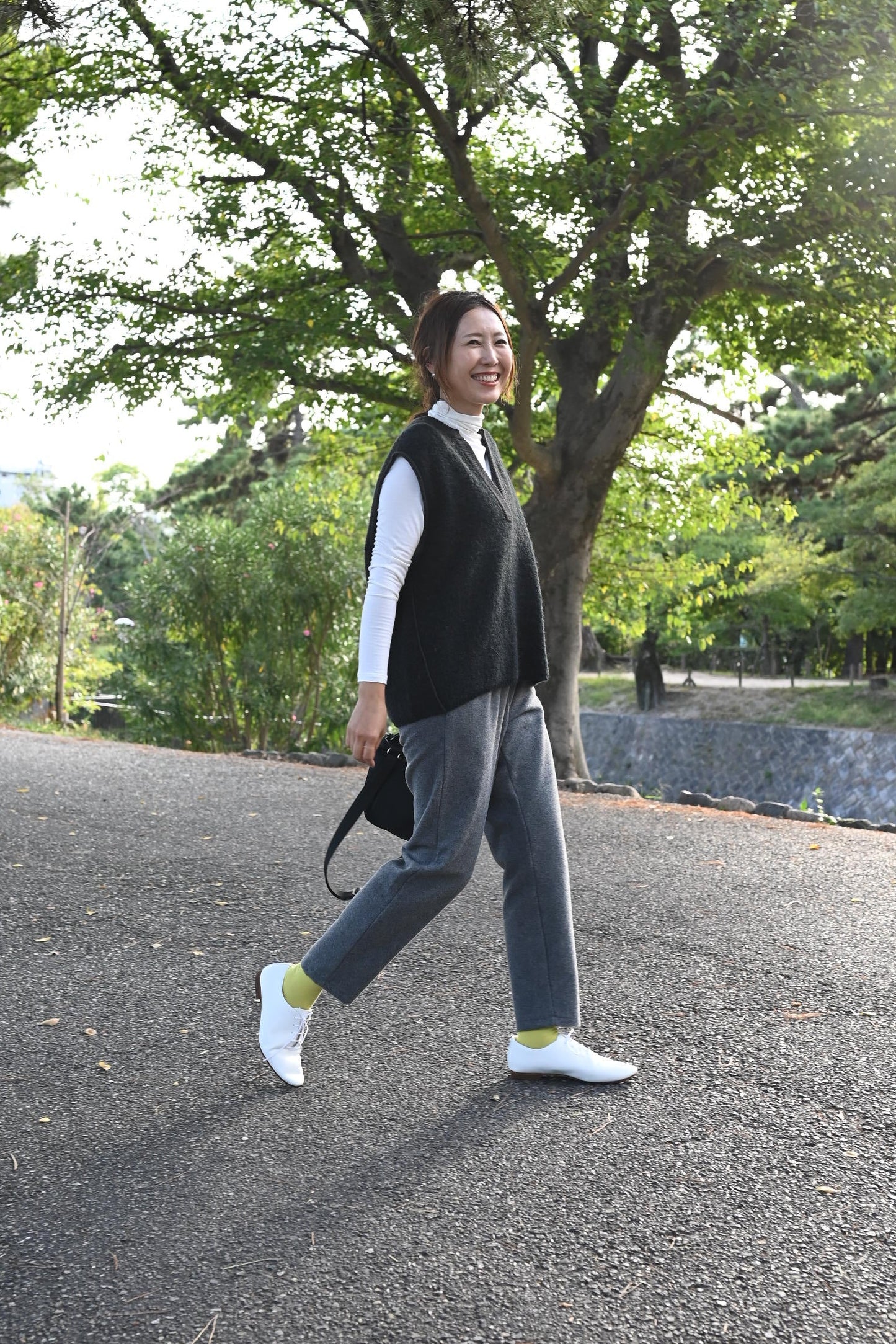 ウール素材のテーパードパンツ - OURHOME