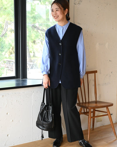 #items:4203-gather-blouse,4164-wool-vest,4196-pintuck-wide-pants,1034-city-leather-bag,2095-ribbed-warm-glitter-socks,2504-lace-up-shoes
