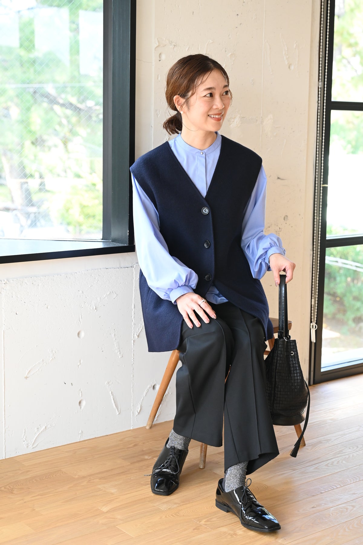 #items:4203-gather-blouse,4164-wool-vest,4196-pintuck-wide-pants,1034-city-leather-bag,2095-ribbed-warm-glitter-socks,2504-lace-up-shoes
