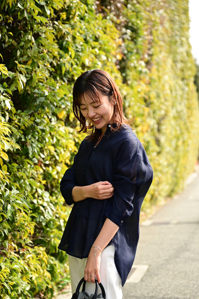 上品な透け感、リネン風シャツ