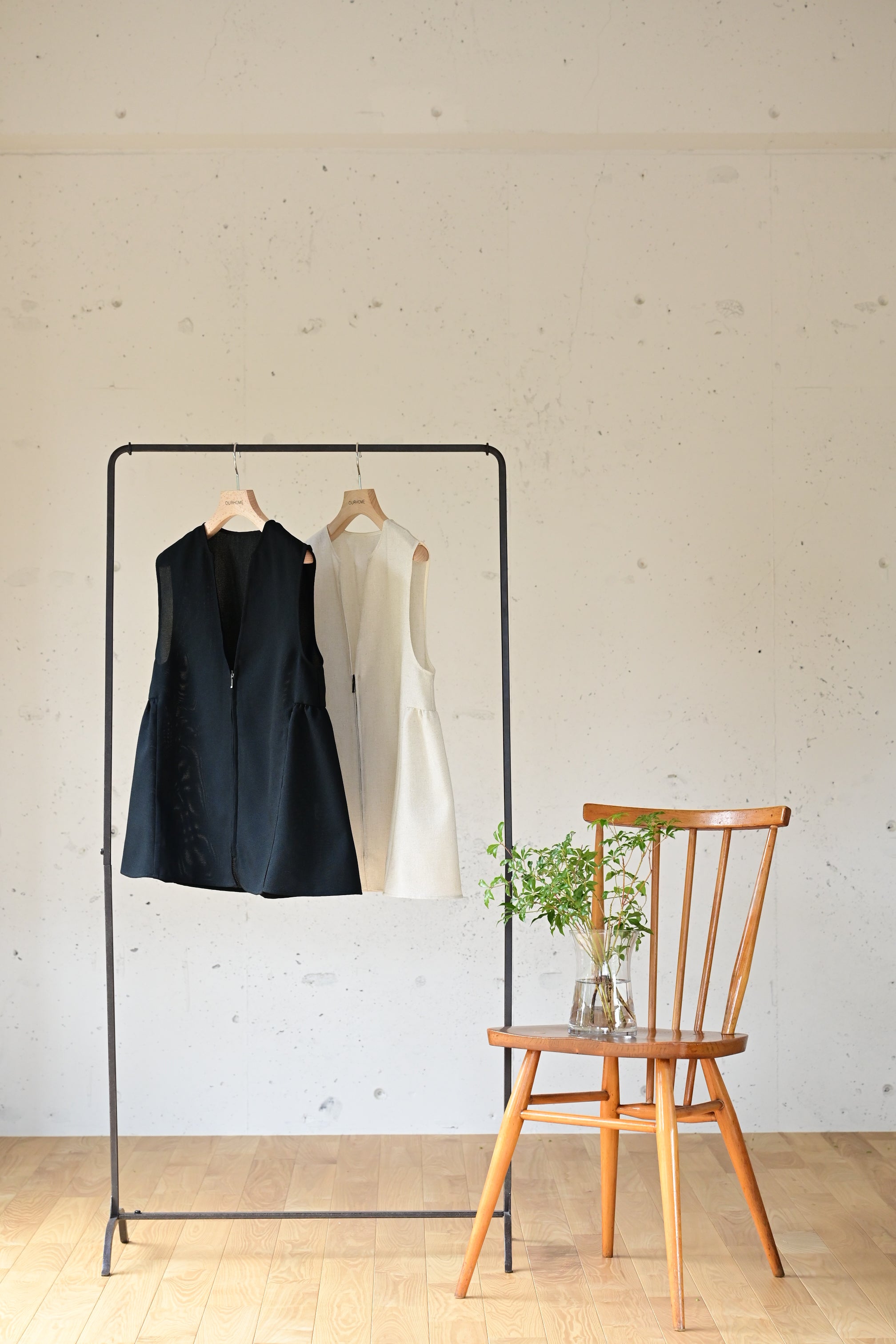 軽やか素材のジップベスト – OURHOME