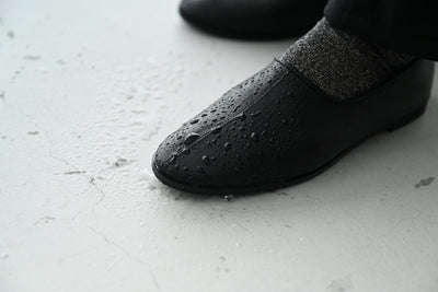 撥水レザーのやわらかスフレシューズ