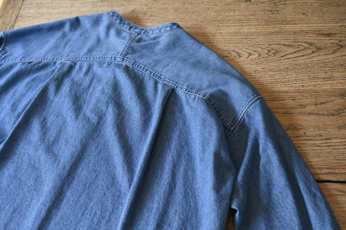 重ね着しやすい柔らかデニムシャツ