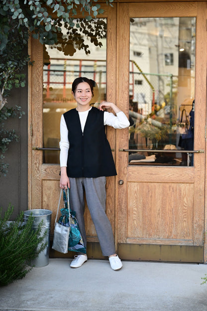 軽やか素材のジップベスト - OURHOME