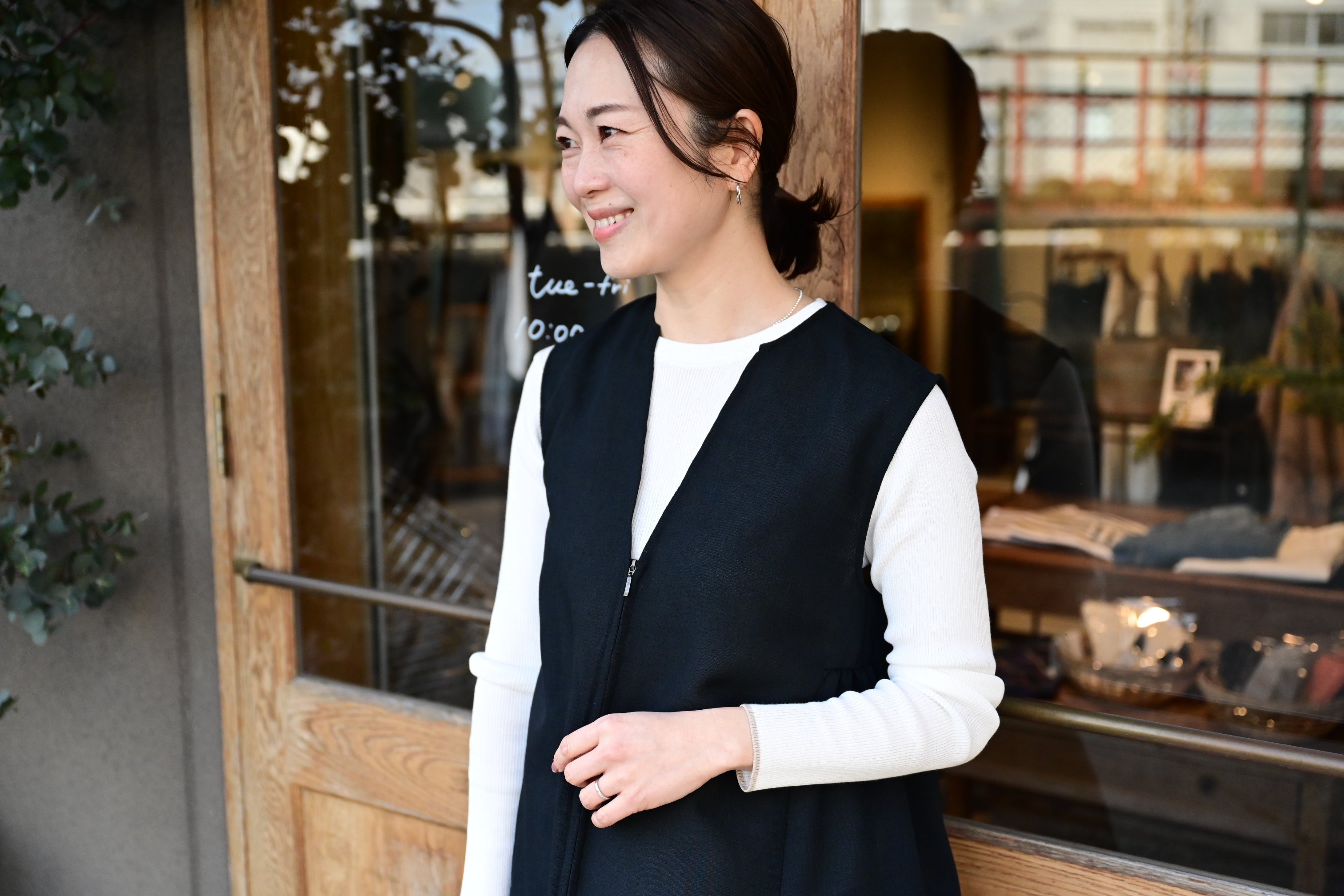 軽やか素材のジップベスト – OURHOME