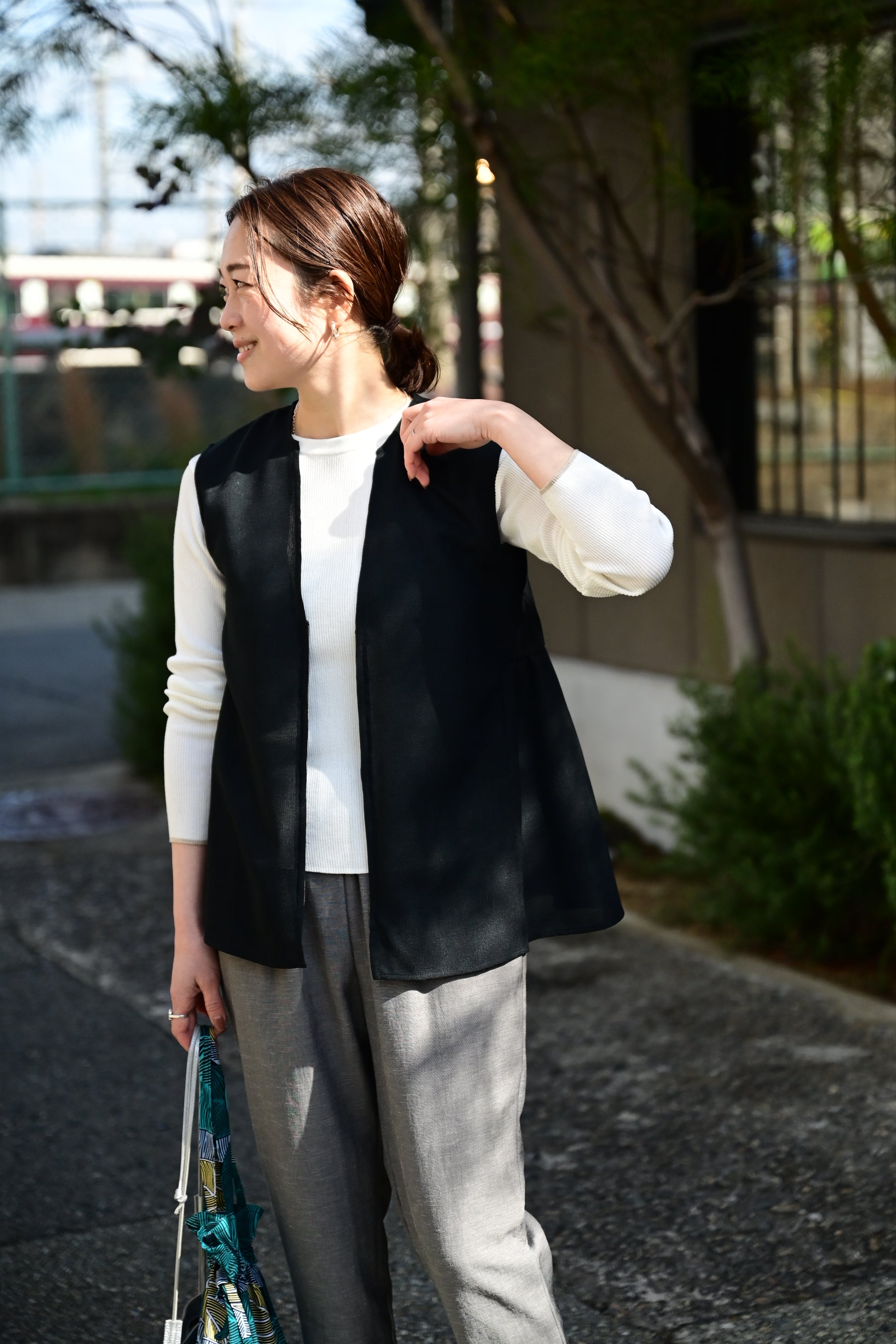 軽やか素材のジップベスト - OURHOME