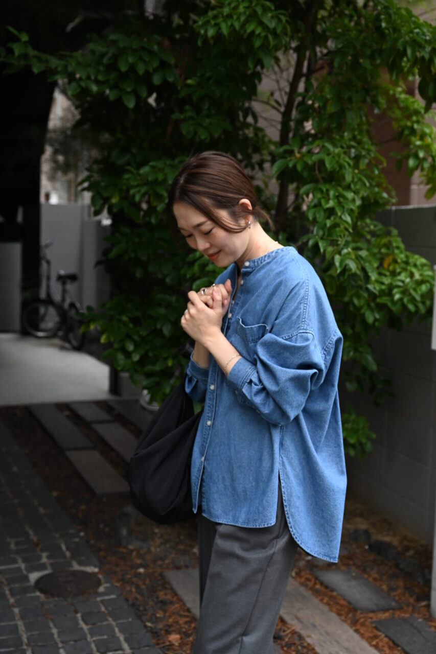 重ね着しやすい柔らかデニムシャツ