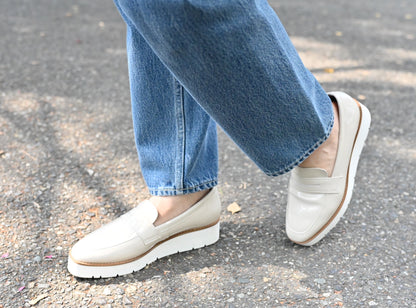 エナメルレザーのローファーシューズ - OURHOME