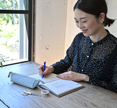 ワイドに開く、広口レザーペンケース