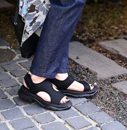 軽やかメッシュサンダル