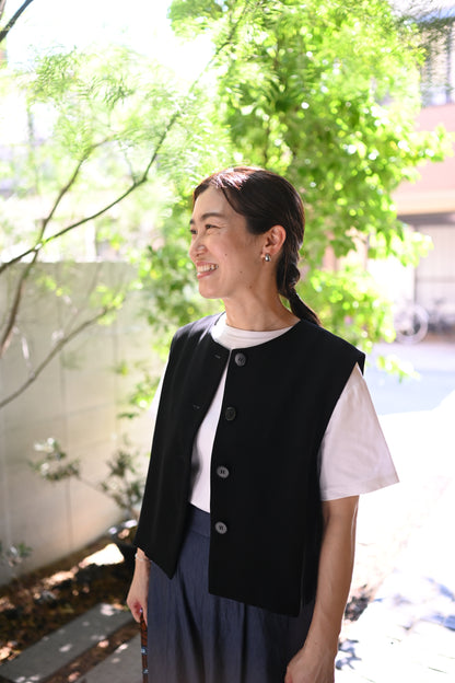 羽織るだけできれい見え、洗えるボタンベスト