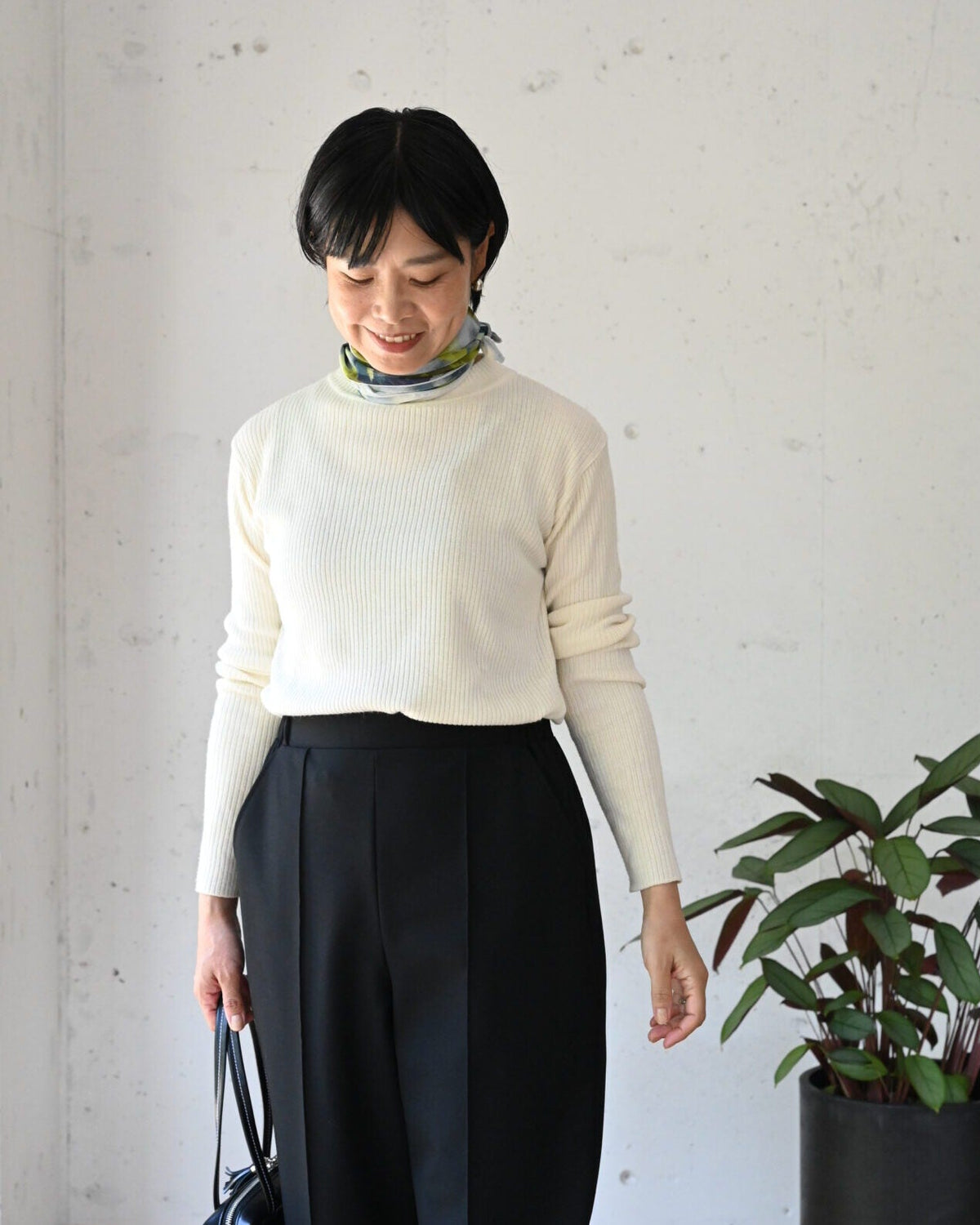 #items:4196-pintuck-wide-pants,2067-washable-silky-scarf,1029-leather-cube-bag
