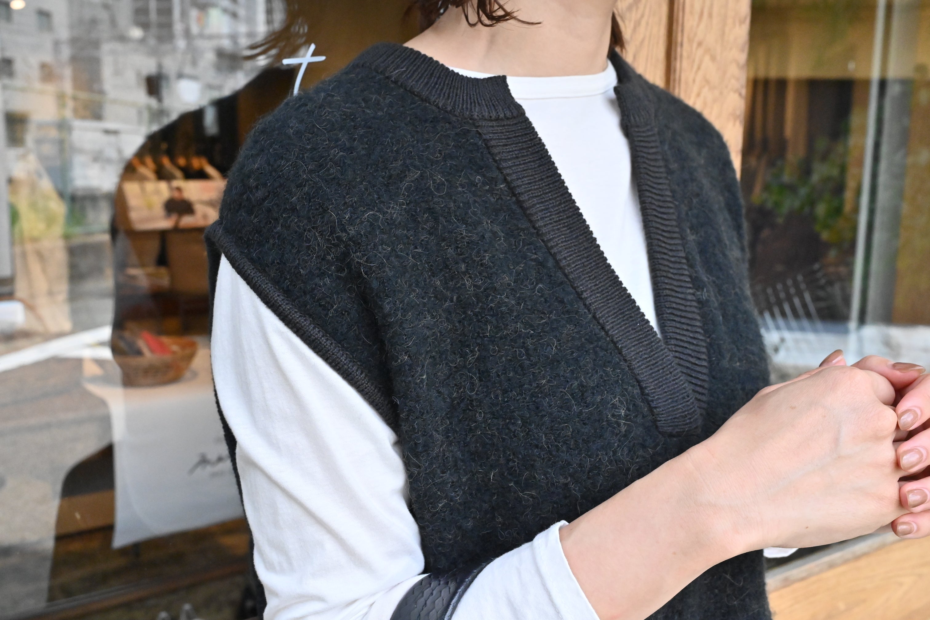 最終値下げ our アルパカ混の洗えるニットベスト チャコールブラック アルパカ混の洗えるニットベスト – OURHOME