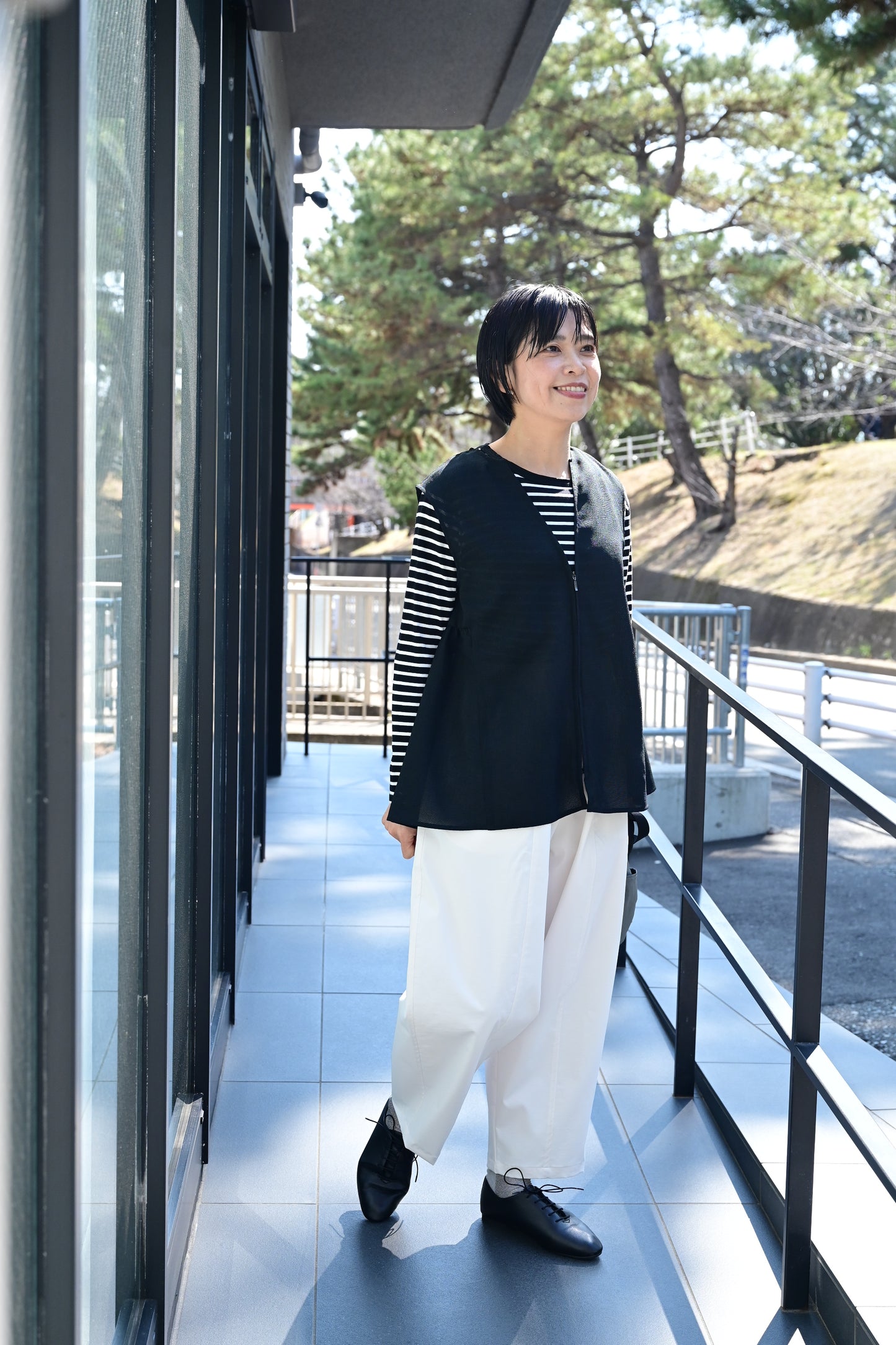 軽やか素材のジップベスト - OURHOME