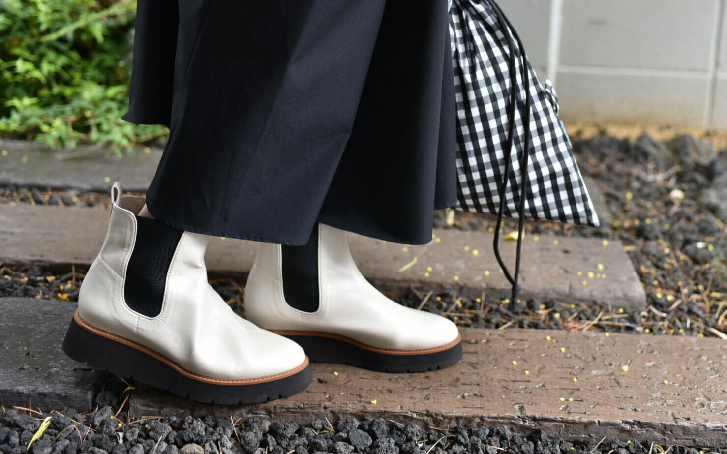 【お値下げ】OURHOME大人が似合うストラップシューズ　ブラックサテン24cm お値下げ】OURHOME大人が似合うストラップシューズ ブラック