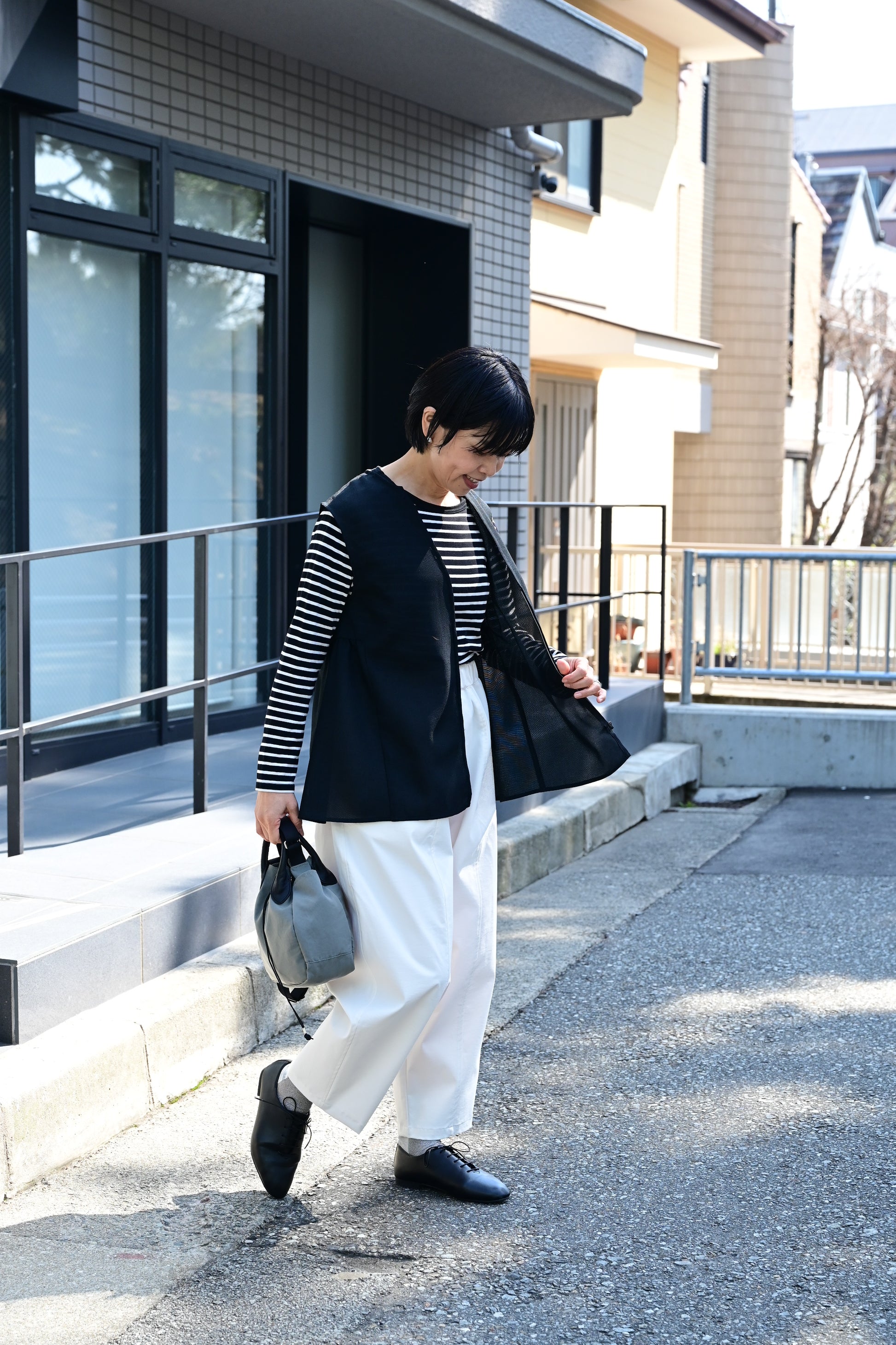 軽やか素材のジップベスト - OURHOME