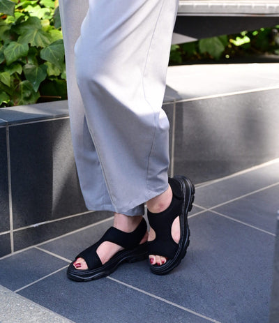 軽やかメッシュサンダル