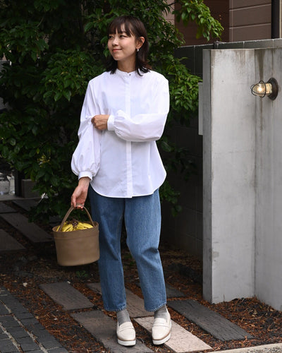 #items:4092-denim-pants,1021-leather-pot-bag,2507-enamel-leather-loafer-shoes,2095-ribbed-warm-glitter-socks
