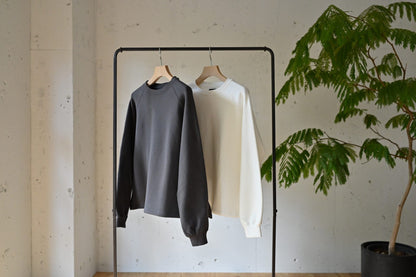 裏毛素材のクルーネックプルオーバー