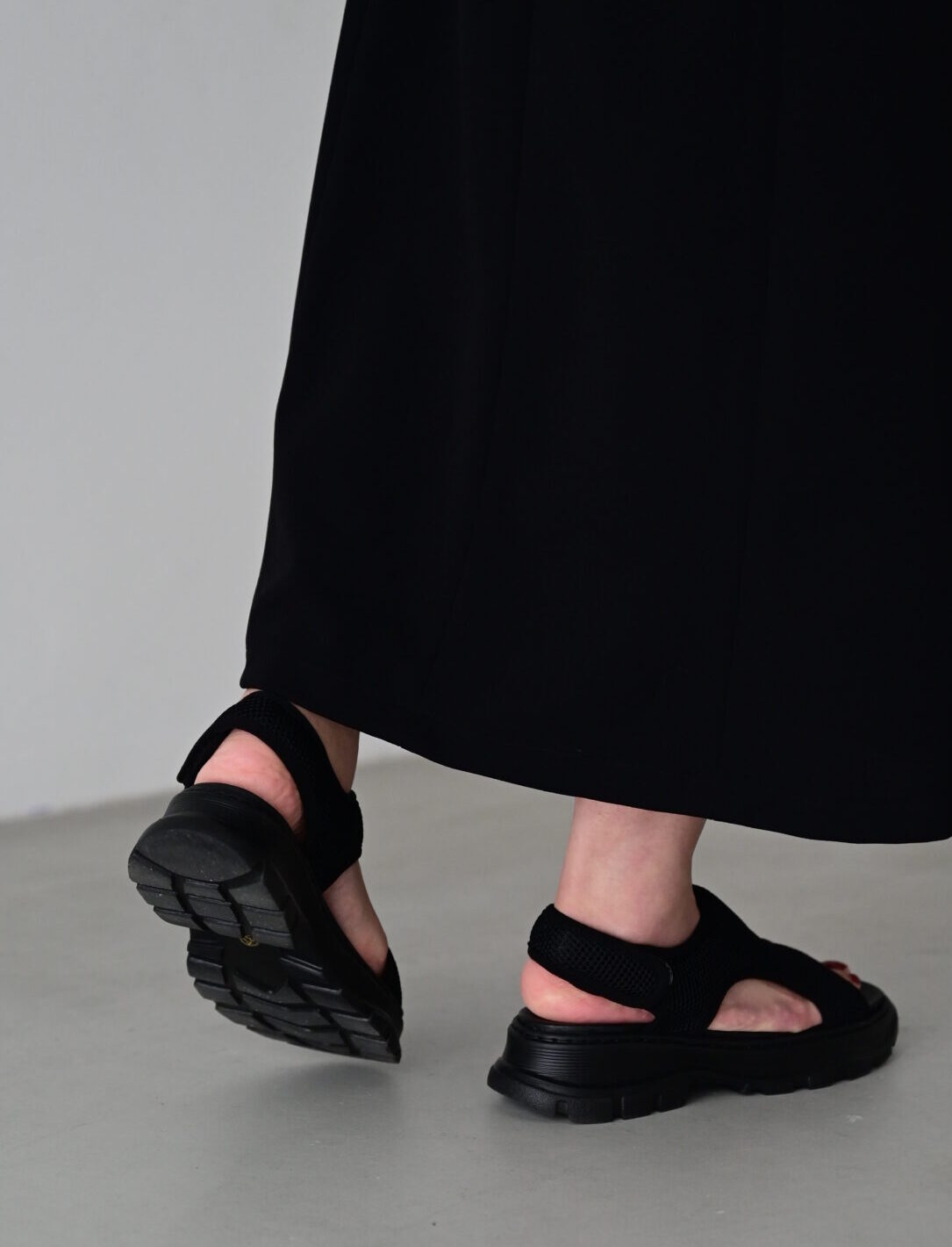 軽やかメッシュサンダル