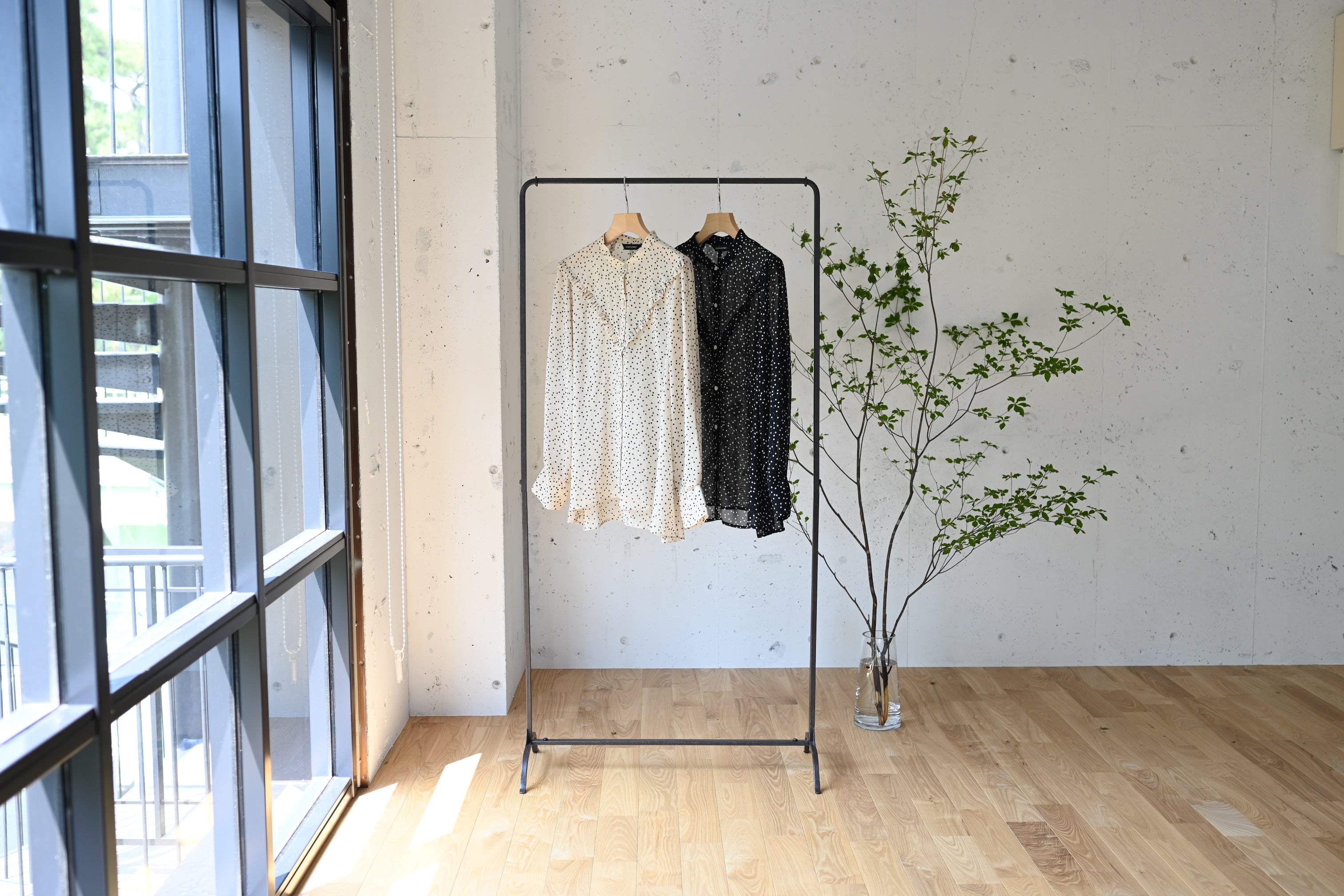 OUR アワーホーム　綿100％アイロンいらずのサマーブラウス　ドット 綿100％アイロンいらずのサマーブラウス – OURHOME