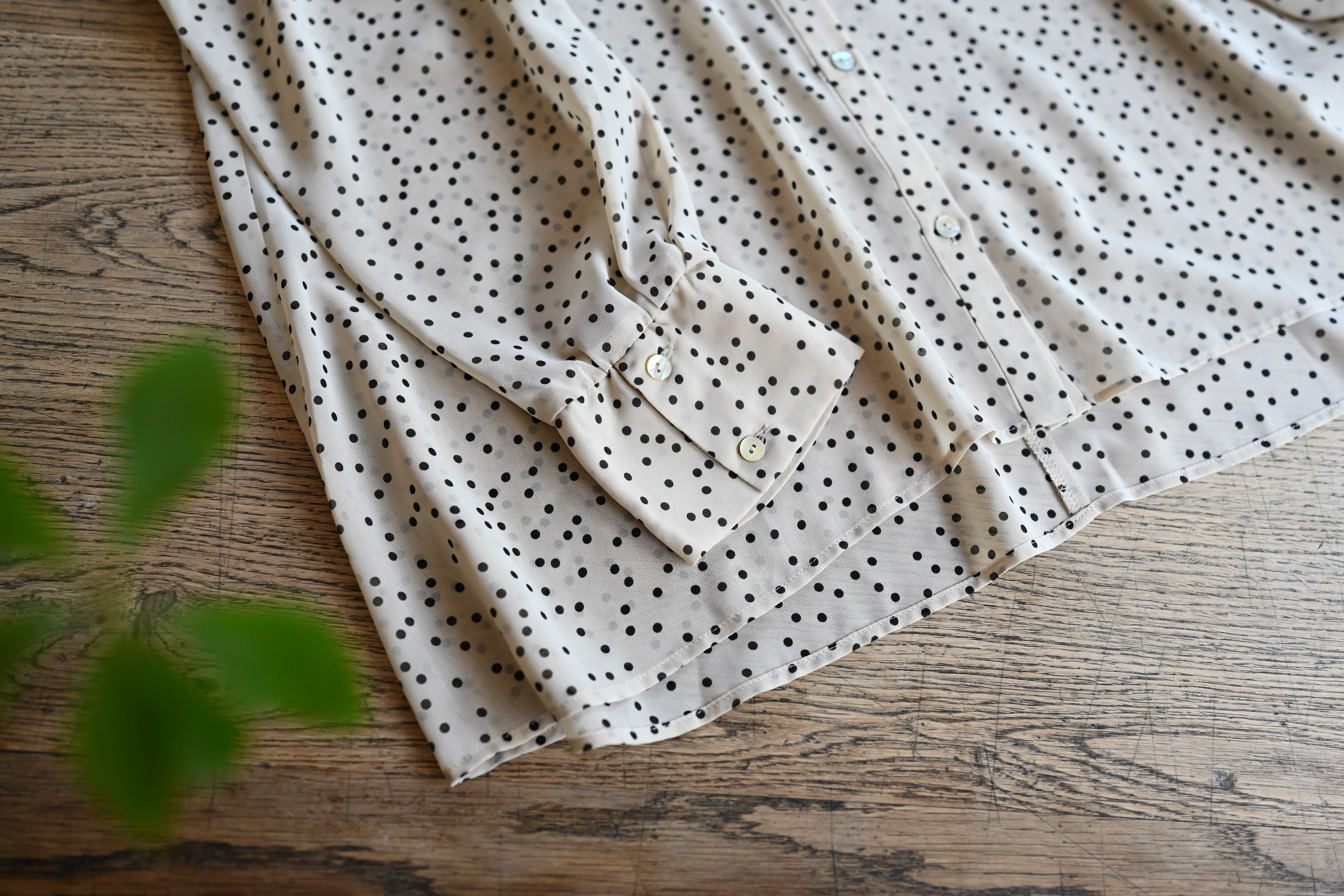 our シフォンドットブラウス ベージュ シフォンドットブラウス – OURHOME