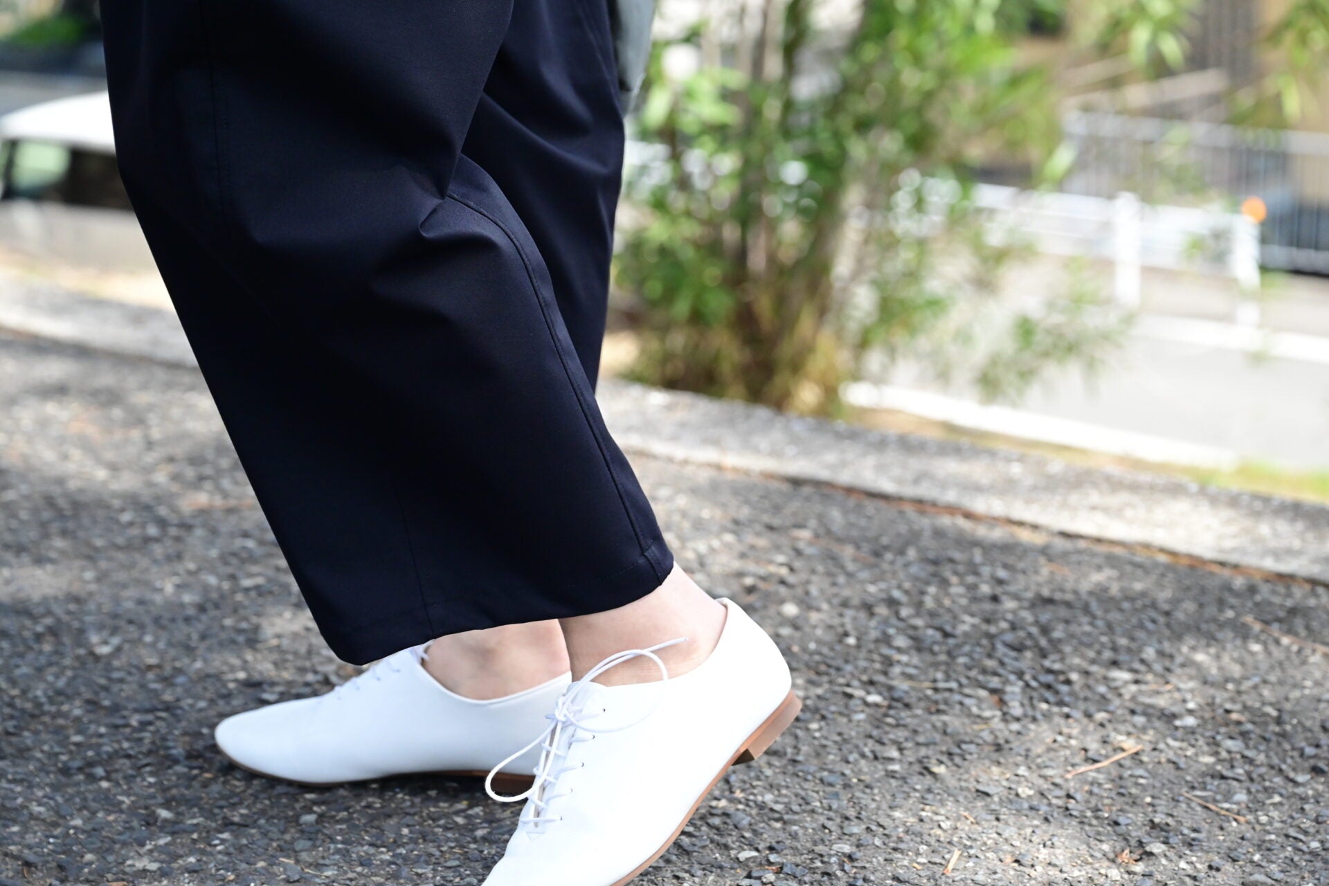 OUR 撥水素材のコクーンパンツ　ホワイト 撥水素材のコクーンパンツ – OURHOME