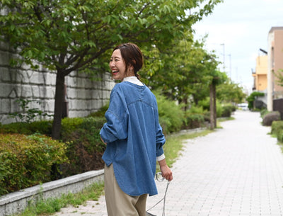 重ね着しやすい柔らかデニムシャツ