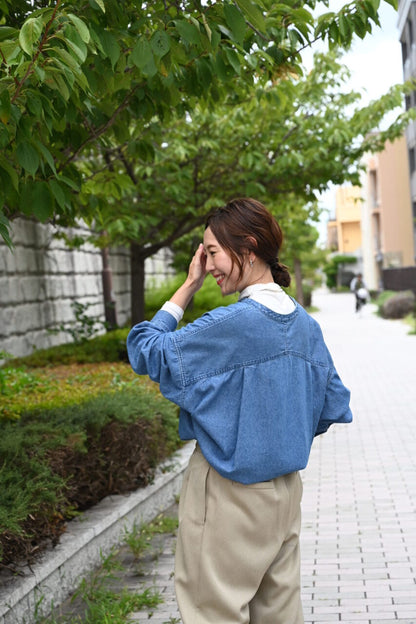 重ね着しやすい柔らかデニムシャツ