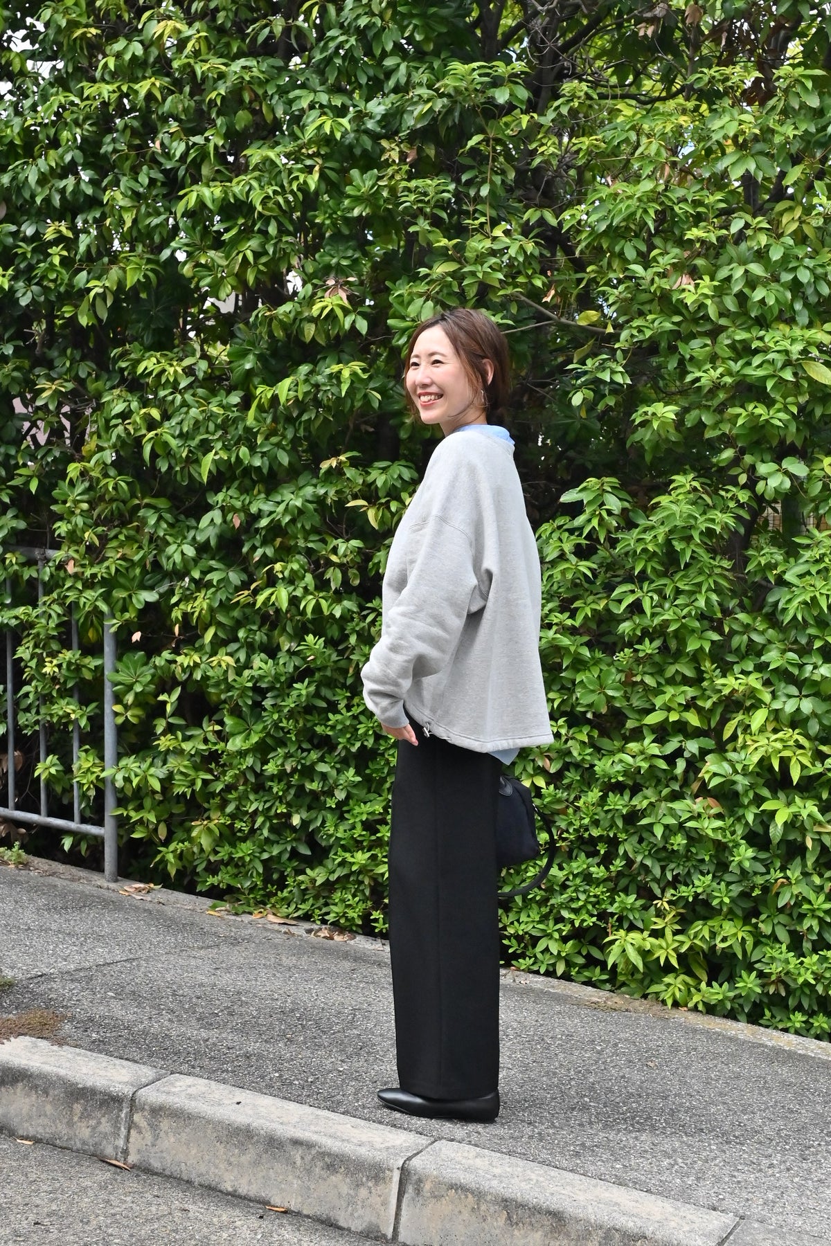 #items:4198-plain-shirt,2513-marshmallow-comfort-shoes,1031-leather-handle-shoulder-bag

