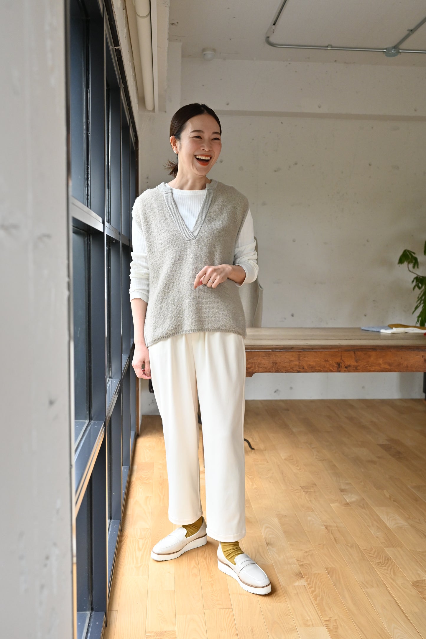 ツヤ感素材の長袖カットソー