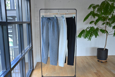 ウール素材のテーパードパンツ