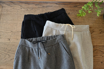 ウール素材のテーパードパンツ
