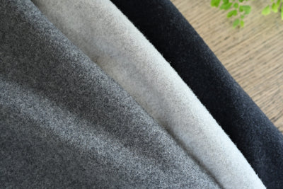 ウール素材のテーパードパンツ