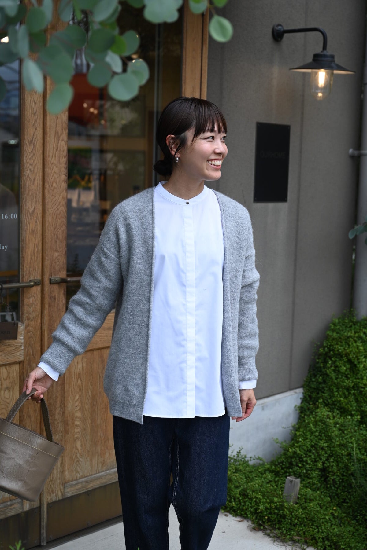 #items:4127-alpaca-blend-knit-cardigan,4092-denim-pants,1021-leather-pot-bag

