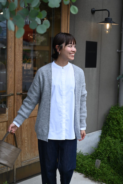 #items:4127-alpaca-blend-knit-cardigan,4092-denim-pants,1021-leather-pot-bag

