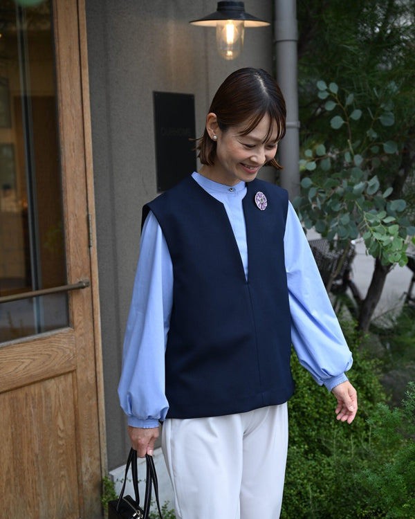 #items:4203-gather-blouse,4030-tapered-pants,1029-leather-cube-bag,3029-ceramic-flower-brooch
