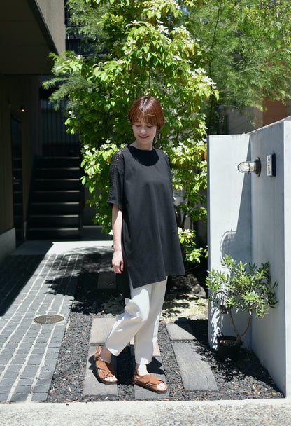 涼しくはけるテーパードパンツ