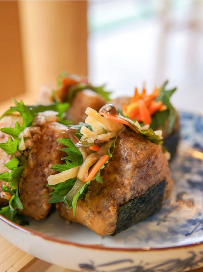 玄米揚げおにぎり専門店「すってんころりん」のおにぎり2種&ドリンクセット(お味噌汁つき) - OURHOME