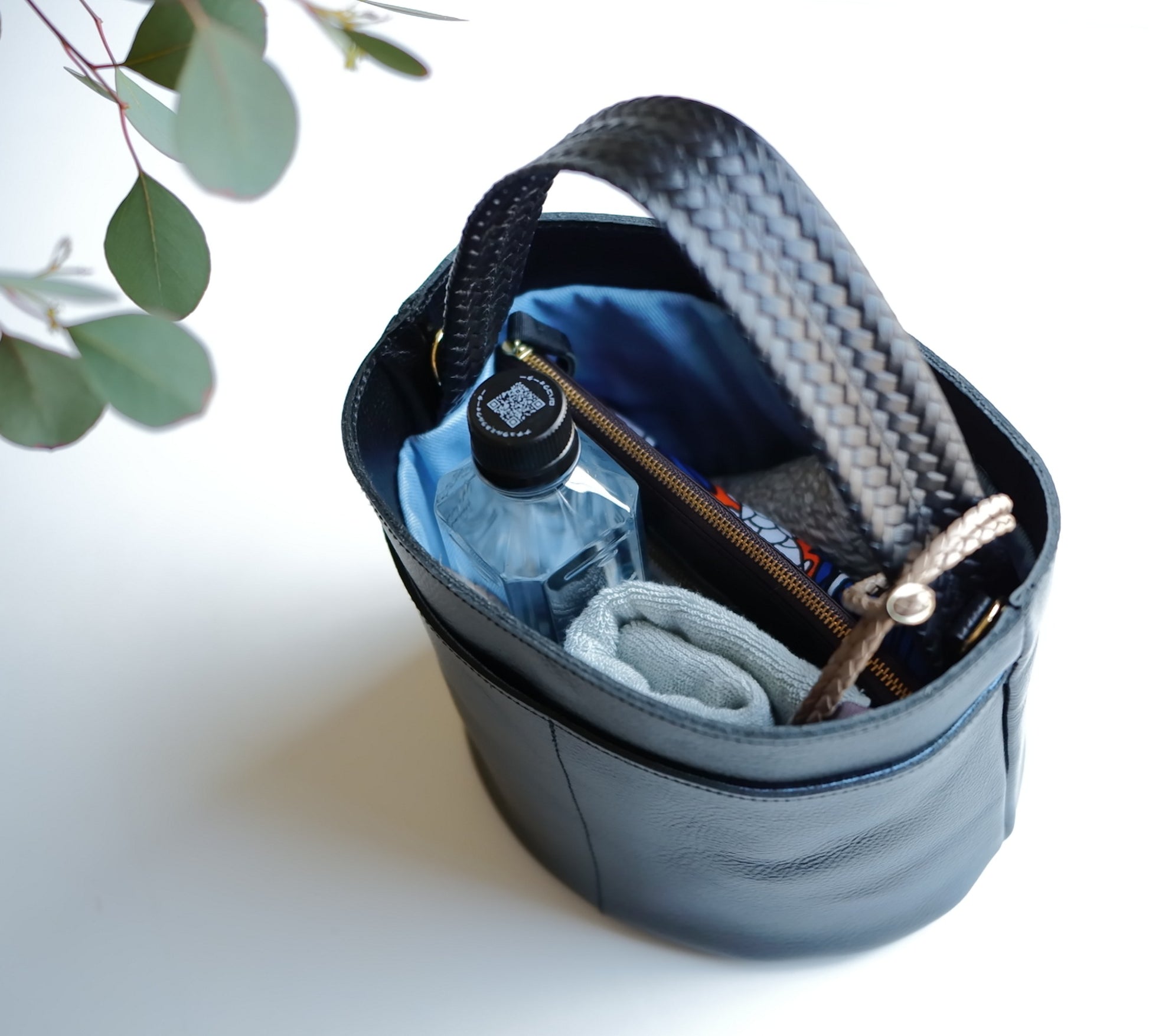 こだわりレザーのポットバッグ - OURHOME