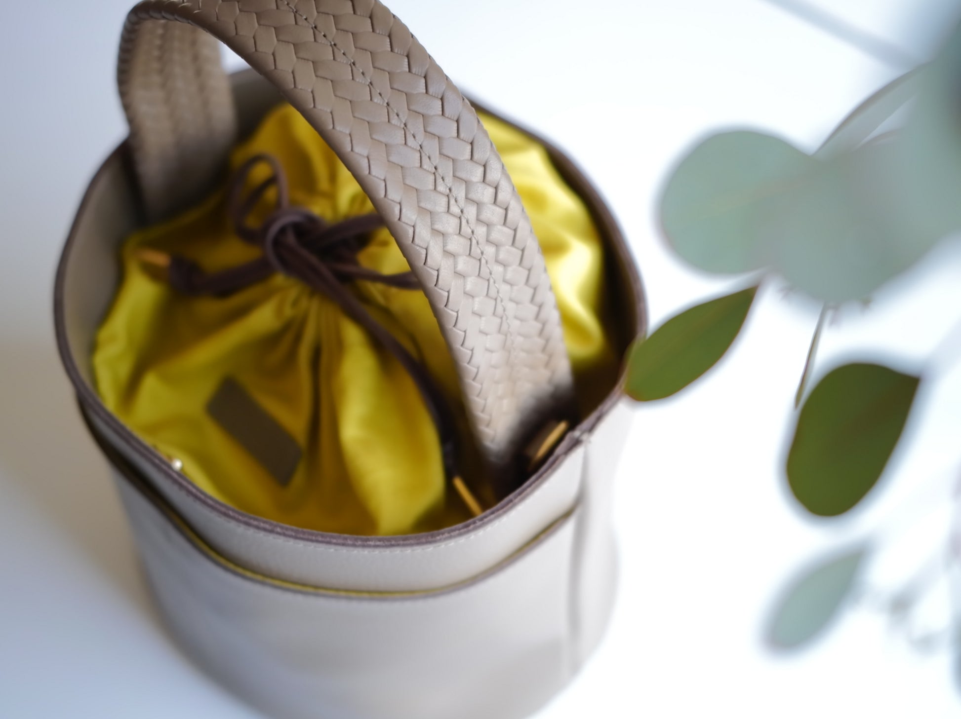 こだわりレザーのポットバッグ - OURHOME