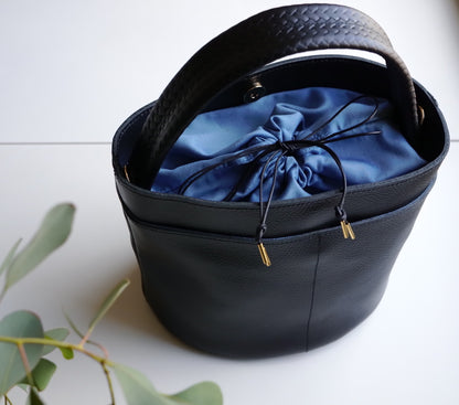 こだわりレザーのポットバッグ - OURHOME