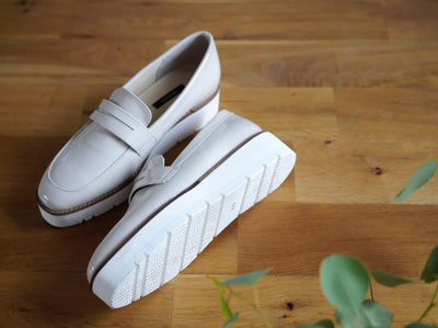 エナメルレザーのローファーシューズ - OURHOME