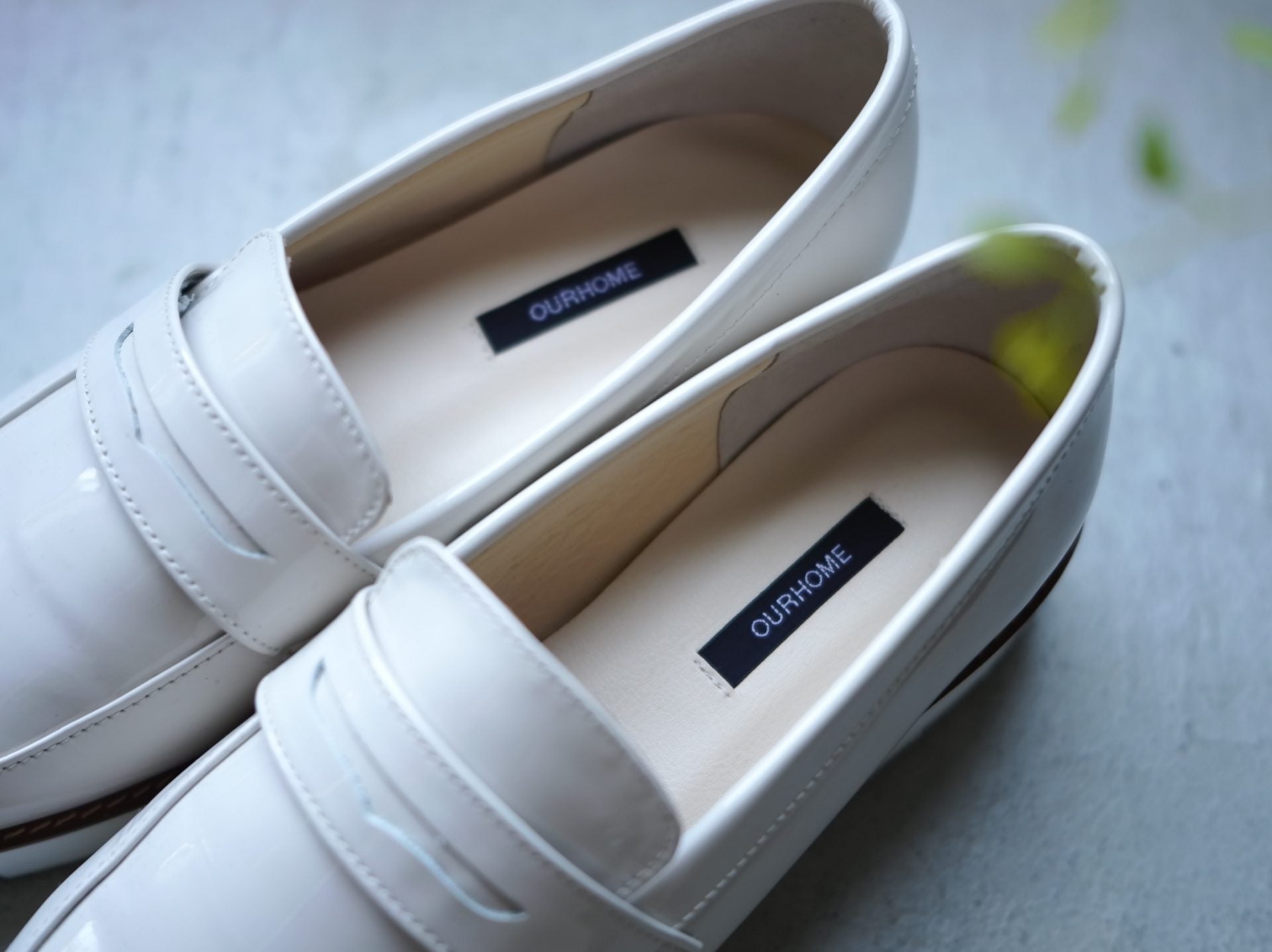 エナメルレザーのローファーシューズ - OURHOME