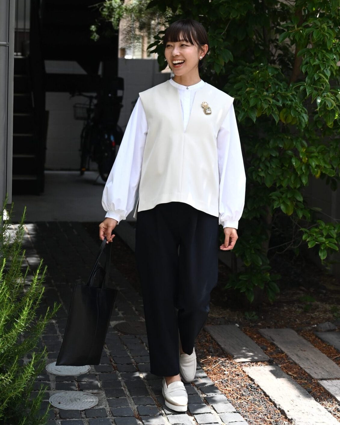 #items:2507-enamel-leather-loafer-shoes,4203-gather-blouse,4167-tuck-pants,1024-2way-fit-leather-tote-bag,3022-noble-brooch