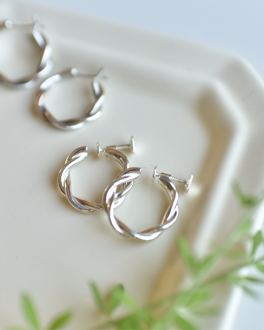 ツイストフープのSilver925ピアス・イヤリング - OURHOME