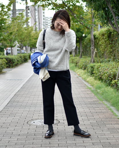 ウール素材のテーパードパンツ