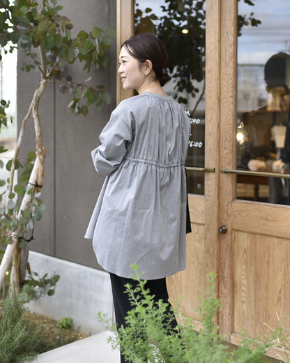 後ろギャザーのきれいめブラウス – OURHOME 後ろギャザーのきれいめブラウス – OURHOME