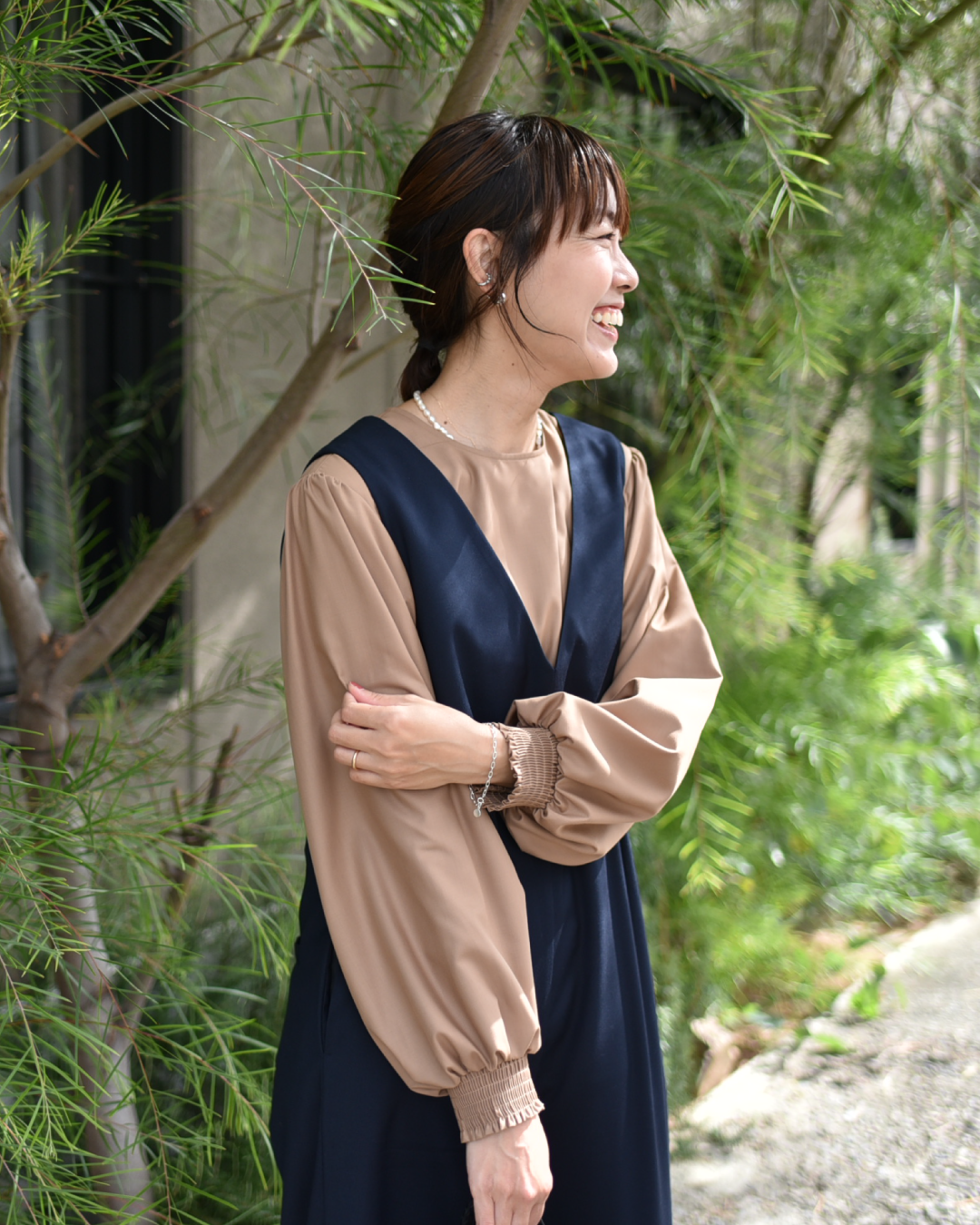新品】OURHOME/ツヤ感素材の袖ギャザーブラウス/モカベージュ 新品】OURHOME/ツヤ感素材の袖ギャザーブラウス/モカベージュ
